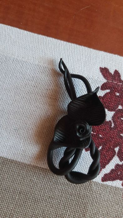 Broszka czarna róża