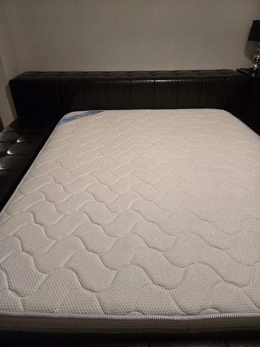 Cama estofada pele sintética + mesinha + cortina + candeeiro