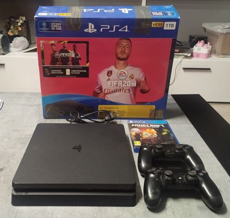 Konsola PS4 Slim 1 TB + 2 pady + gra Minecraft