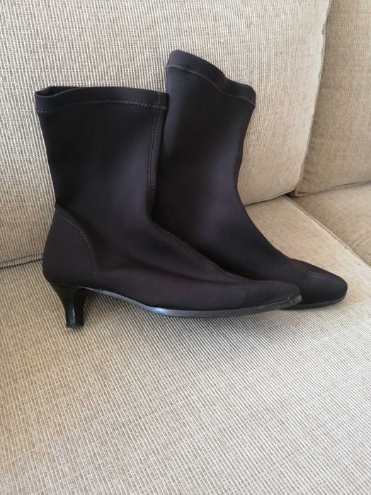 Botas castanhas novas n. 39