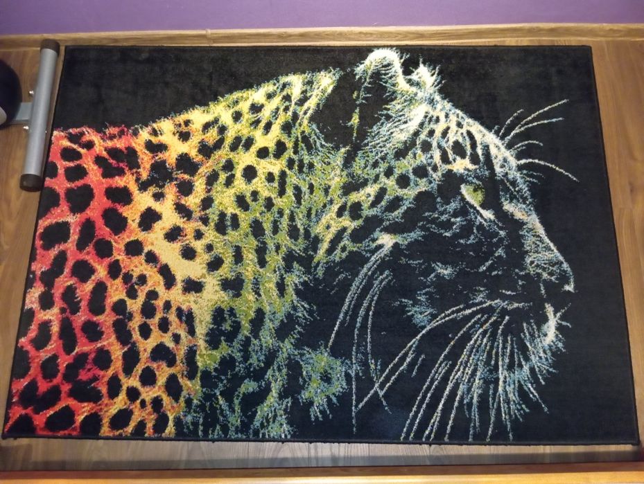 Dywan czarny z kolorową panterą