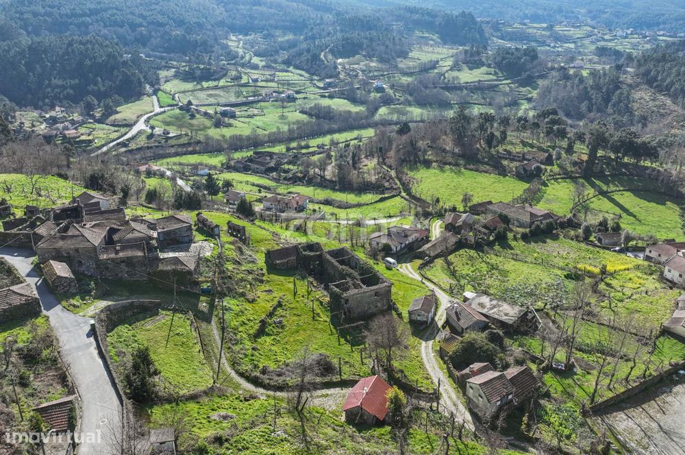 Moradia para reconstruir com terreno de 3.400 m2 - Ribeira de Pena