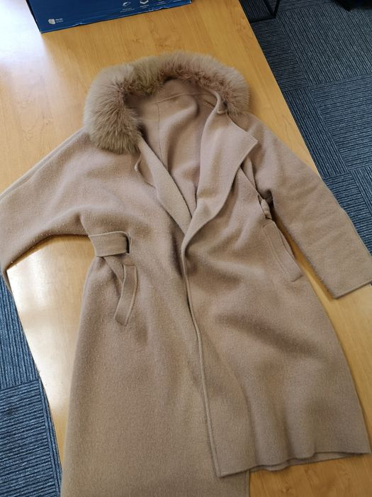 Płaszcz beżowy szlafrokowy z futerkiem kremowy r. L