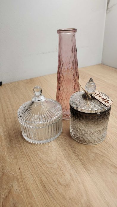 Szklany wazon i pojemniki na świece