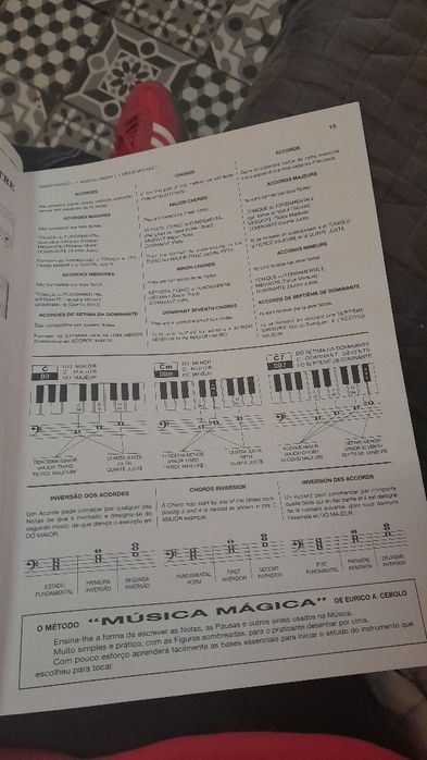 Vendo livro para aprender a tocar piano
