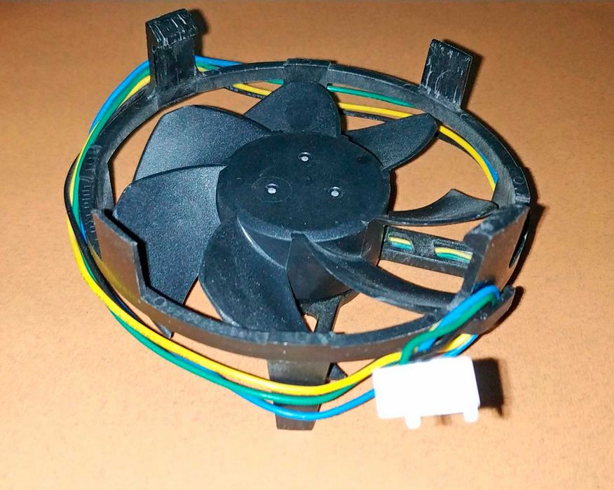 Кулер Intel и радиатор с медным пятаком.