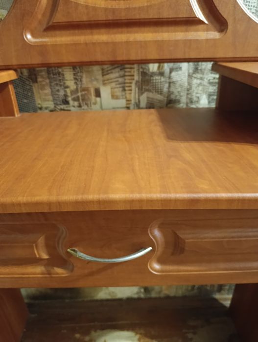 Столик косметический.