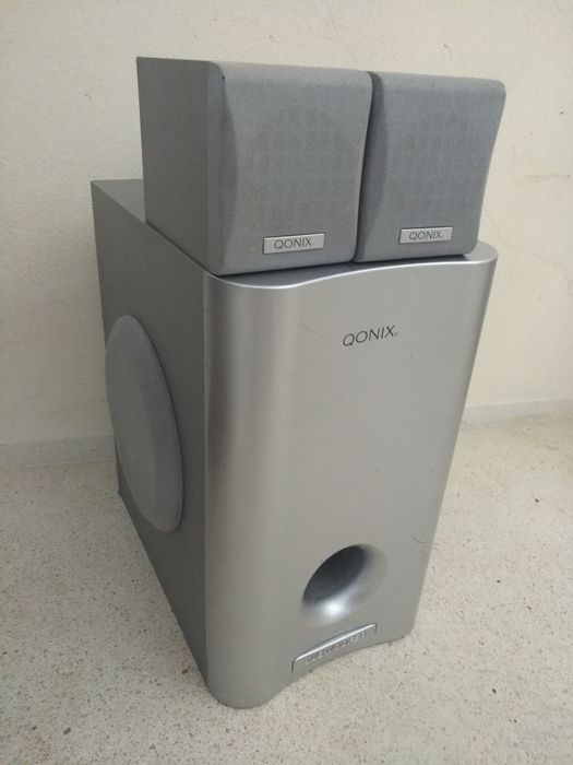 Subwoofer marca QONIX mais duas colunas, muito bom som, exemplar estado 
Dá para aplicação no carro