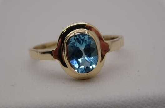 Złoty pierścionek z naturalnym topazem R.22