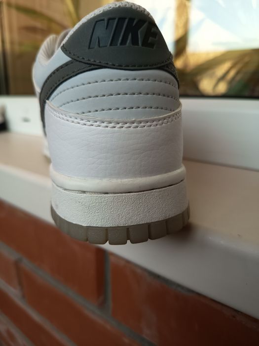Жіночі  кросівки Nike Dunk Low у популярному біло-сірому кольорі