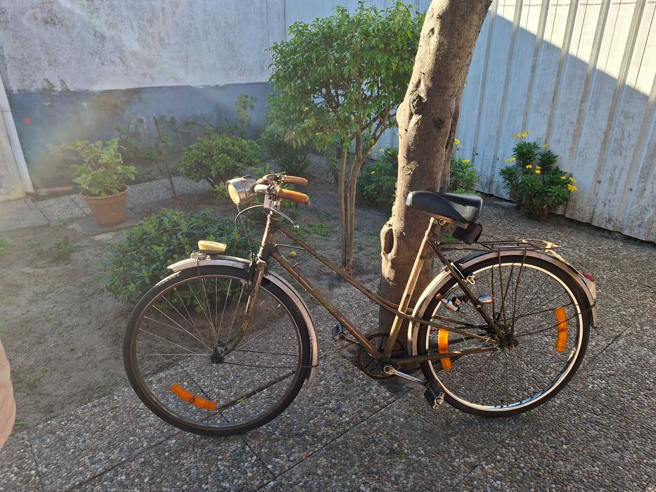 Bicicleta pedaleira antiga