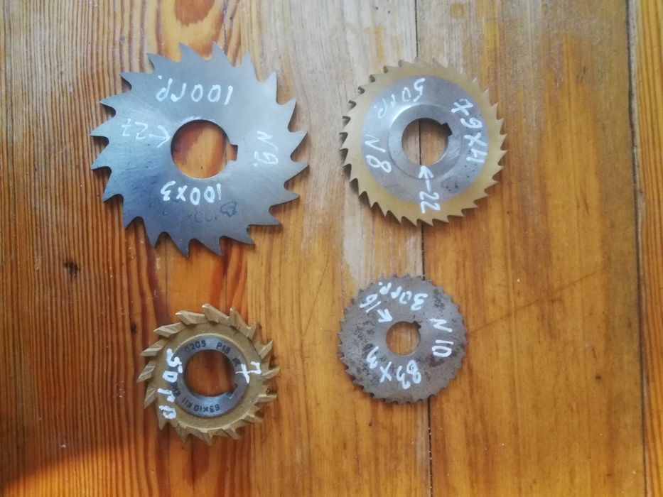 Продам фрезы по металлу.