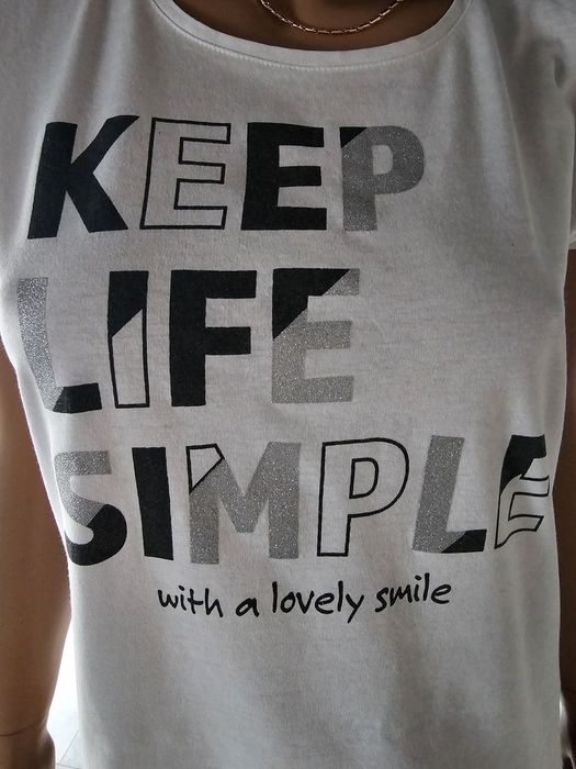 Biały T-shirt z napisami styl i wygoda Everme M