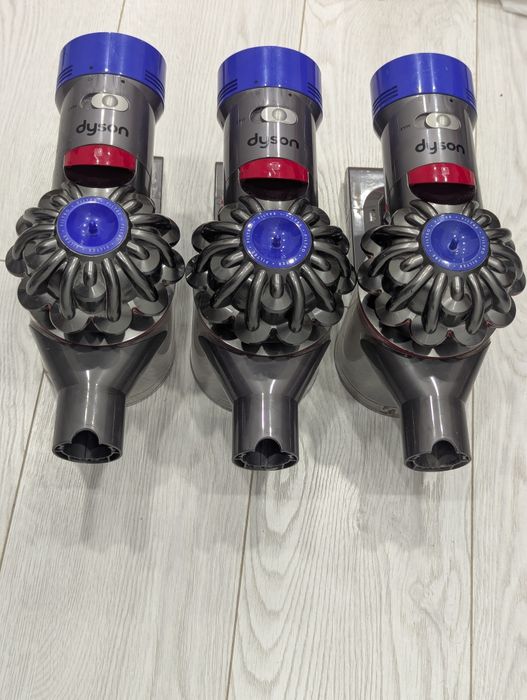 3 Dyson V8  пилососа  + труба