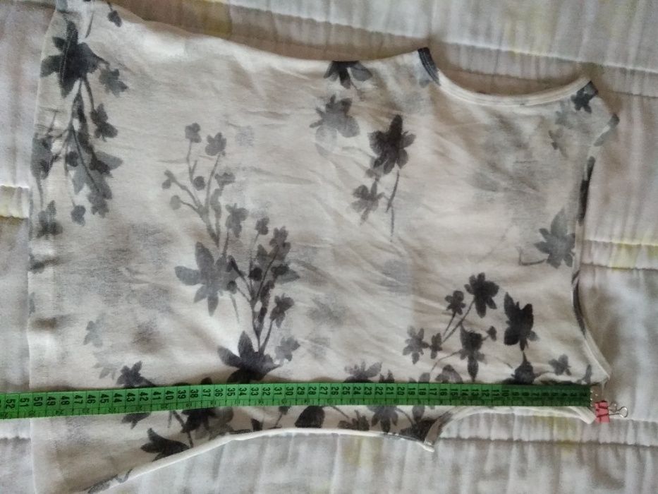 Camisola branca com flores cinzentas