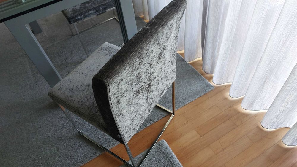 Mesa Sala Jantar + 4 Cadeiras (possível vender com aparador e espelho)