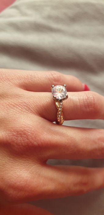 Śliczny pierścionek w złotym kolorze złoty nowy 16 mm średnica warkocz