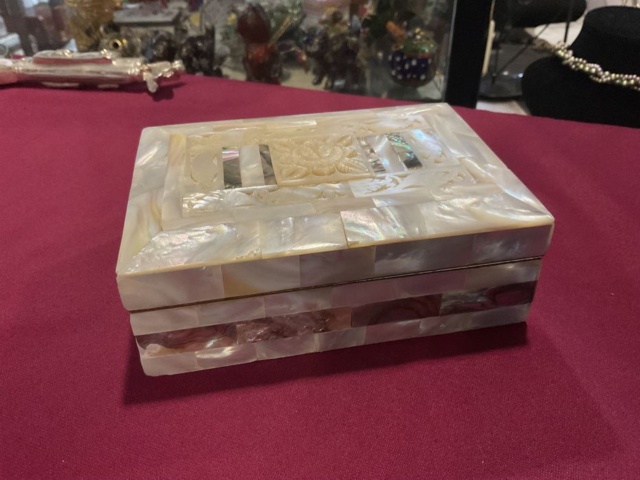 Caixa em madre pérola toda trabalhada 13x9,5x5,5 cm top condição