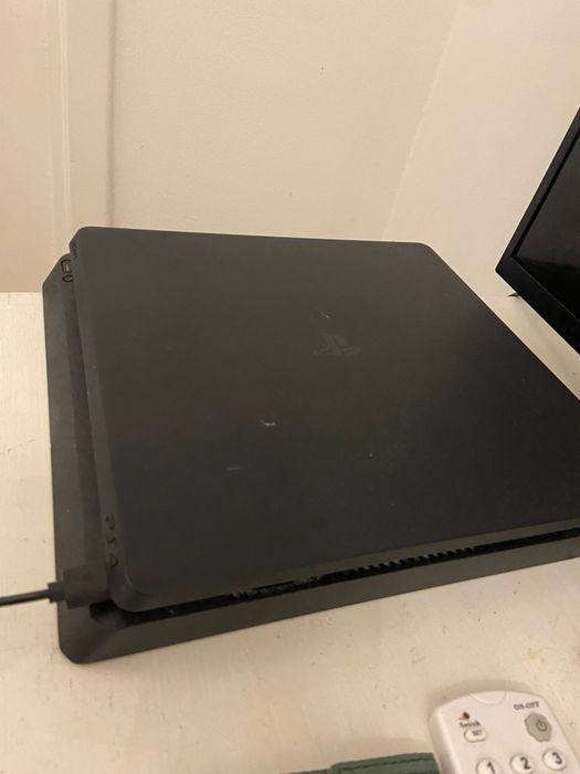 PlayStation 4 + 2 comandos