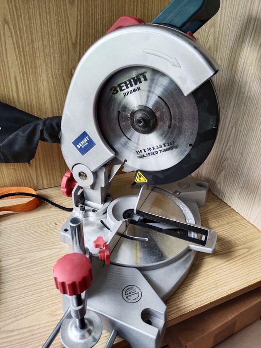 Торцовочная пила Зенит ЗТП-210/1750