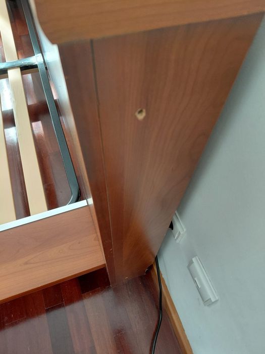 Cama com estrado e mesas de cabeceira