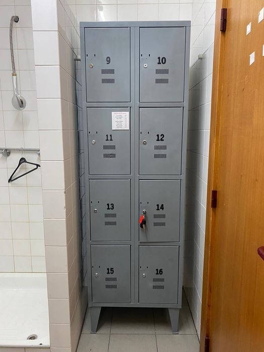 2 Armários Cacifos em Metal – 6 e 8 Portas – 200€ Cada