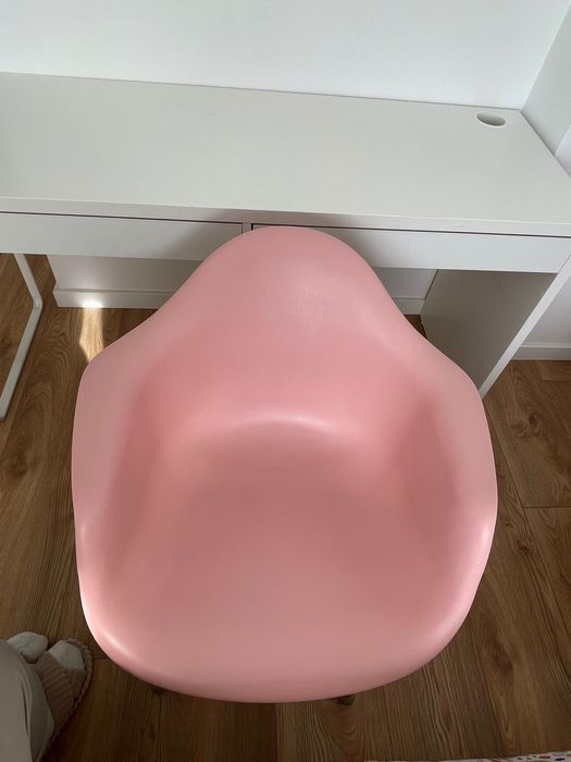 Cadeira rosa infantil/juvenil estilo Eames – ótimo estado