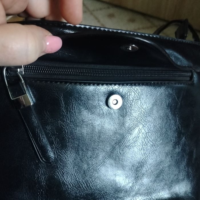 Torebka damska czarna ramię kieszenie przegródki