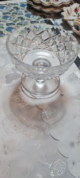 Kryształowa patera na nodze