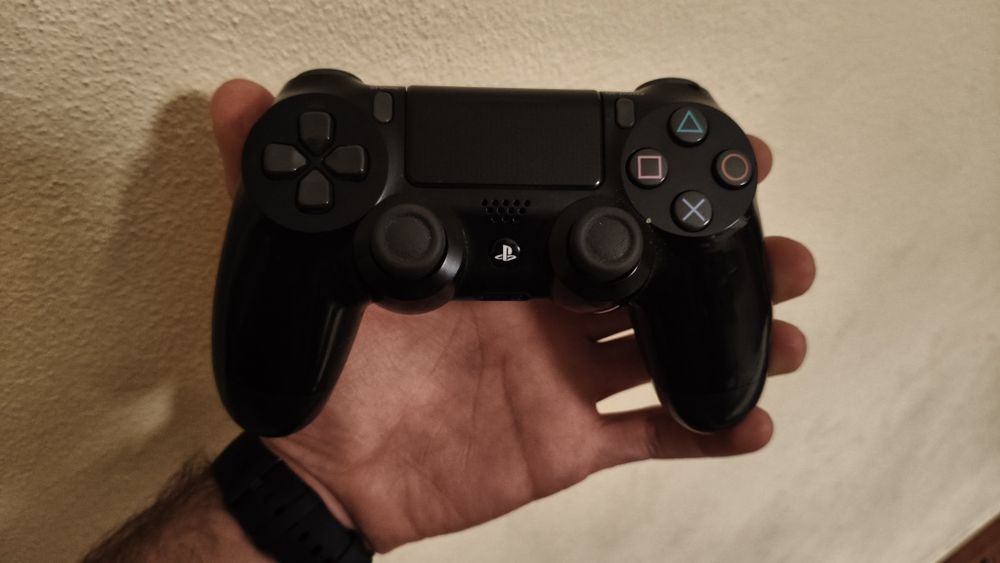 PS4 1TB c/garantia de 4 anos e meio com acessórios