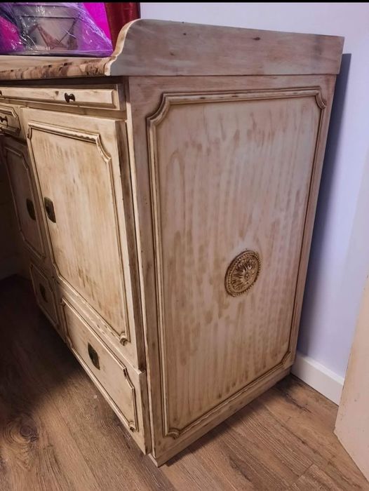 Móvel rústico com espelho com muita arrumação