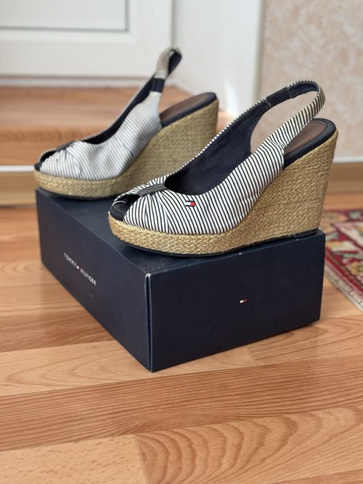 Босоніжки на танкетці Tommy Hilfiger 36 розмір