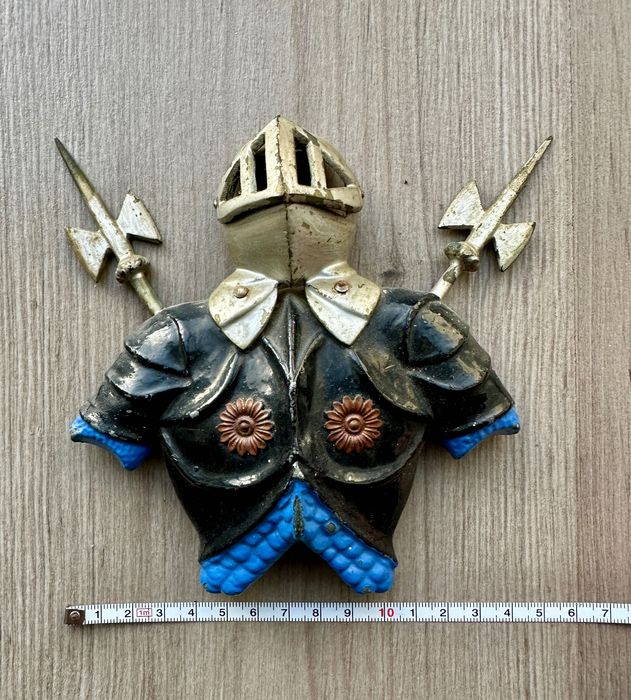 Máscara em ferro pintado