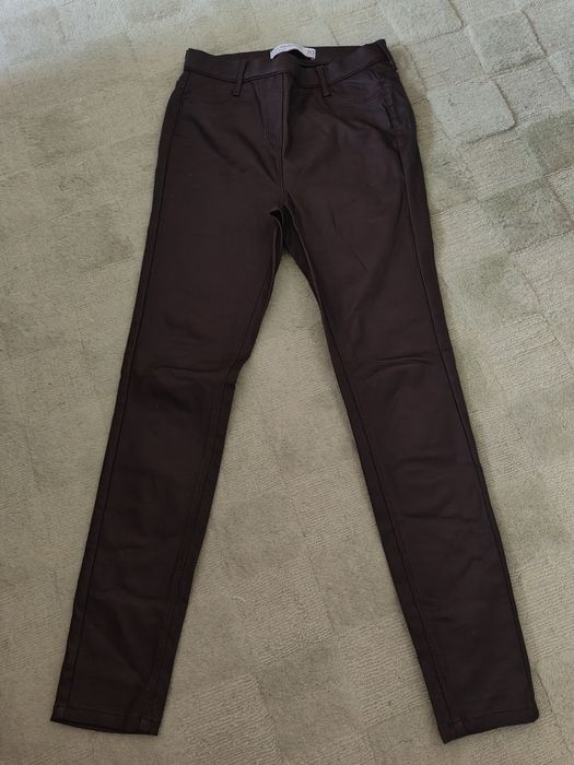 W kolorze ciemnego brązu w rozmiarze numer 10 next