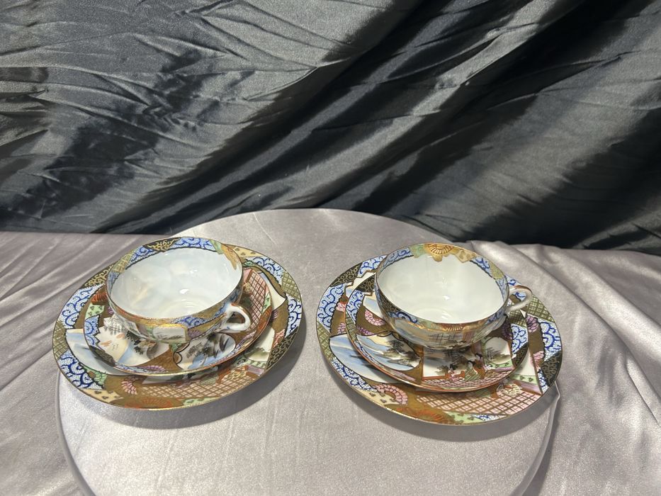 Zestaw dwóch filiżanek w japońskim stylu – bogato zdobiona porcelana
