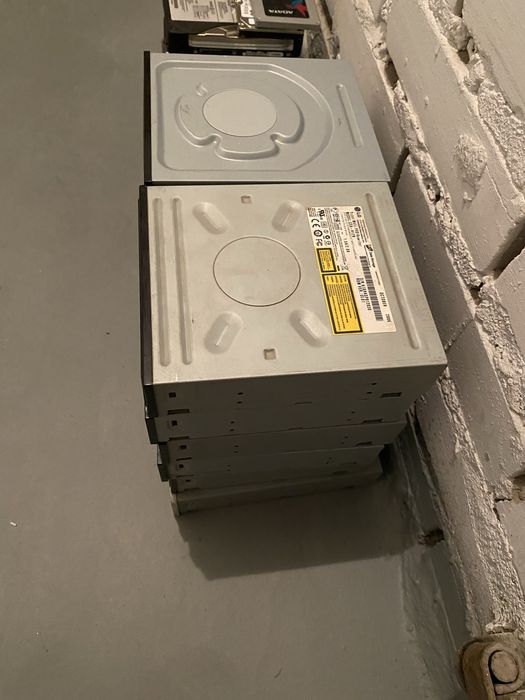 Złom elektroniczny napędy dvd twarde dyski komputerowe