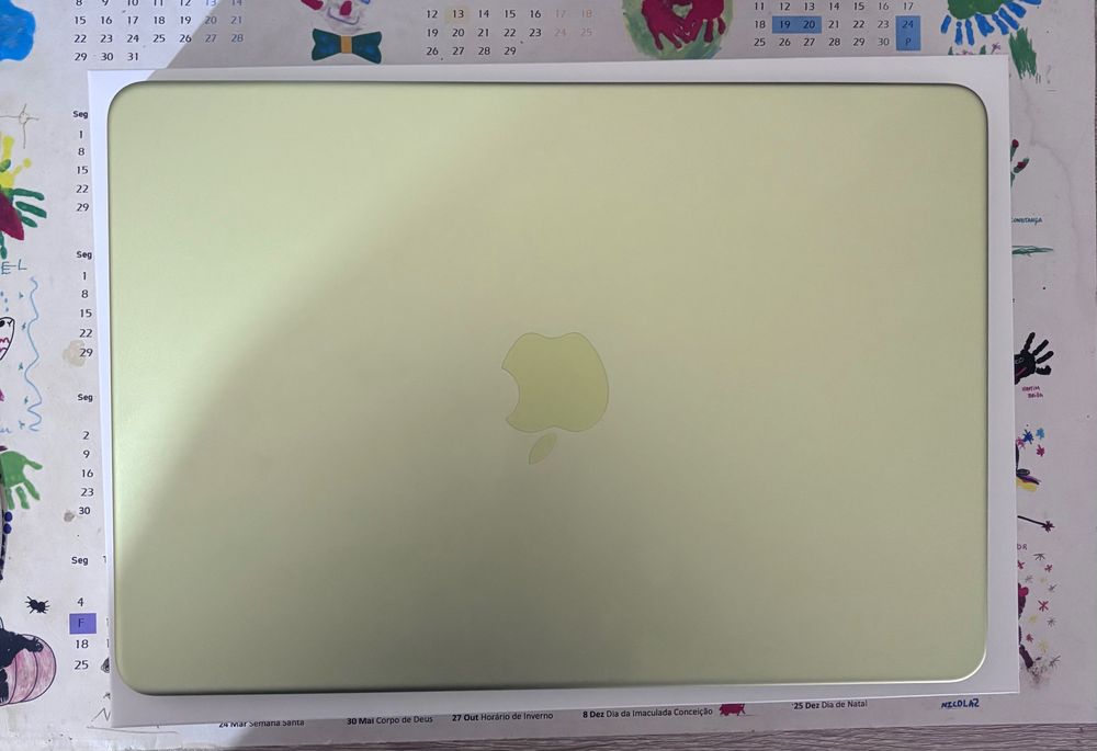 MacBook Neo Cítrico