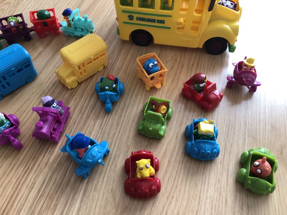 Figuras zomlings, autocarro escolar, mota, avião, comboio e carros