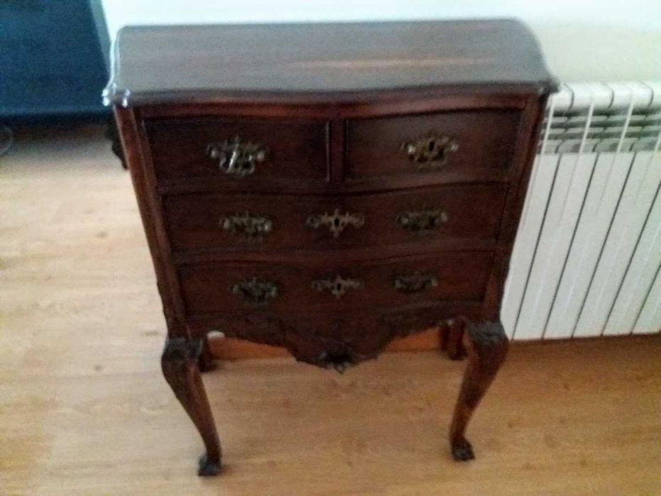 Cómoda em Pau Santo estilo Dom José