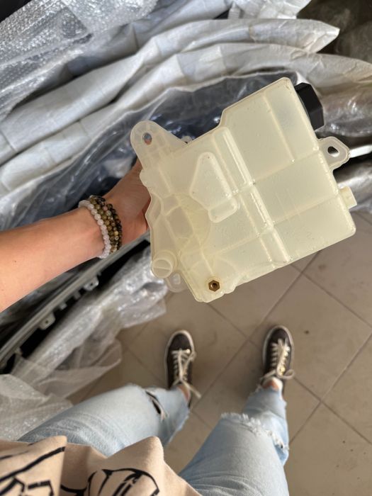 Бочок омывателя Tesla model 3