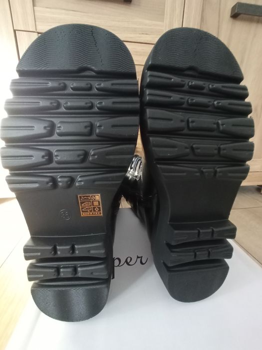 Sznurowane kozaki damskie w rozmiarach 36 i 38.