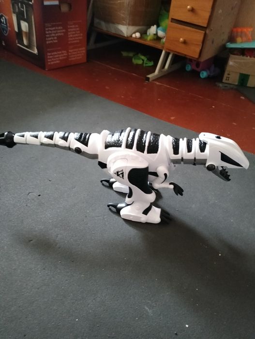 Робот динозавр на пульте