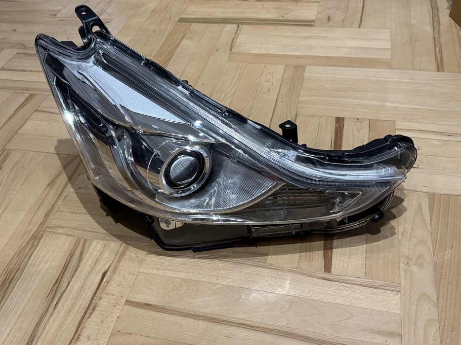 Lampa Toyota Prius plus V lift 2016 led prawa
