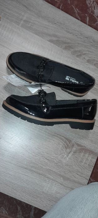 Sapatos pretos com detalhe