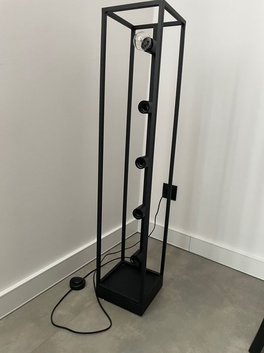 Lampa stojąca czarna