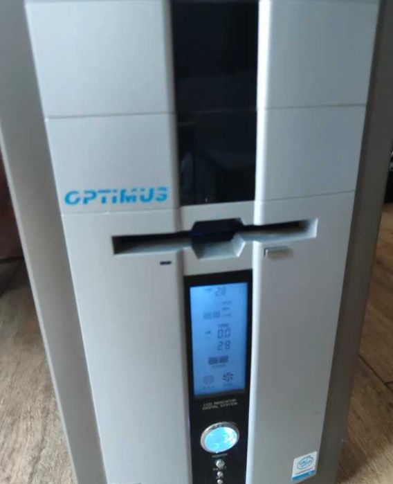 Komputer retro Optimus z wyświetlaczem LCD