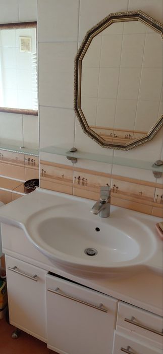 Оренда будинку поблизу центру міста 4 кімнати, є парковка на два автомобіля.