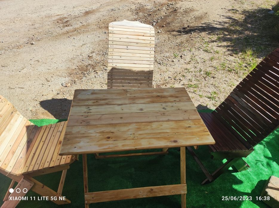 Cadeiras e mesas de pellets