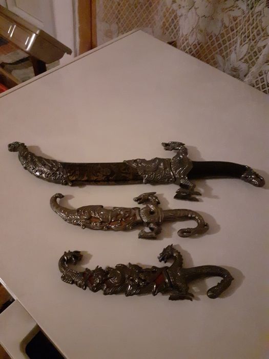 Сувенірний ніж з візерунками.