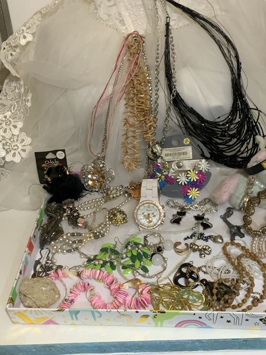 Продам лоты бижутерии разное